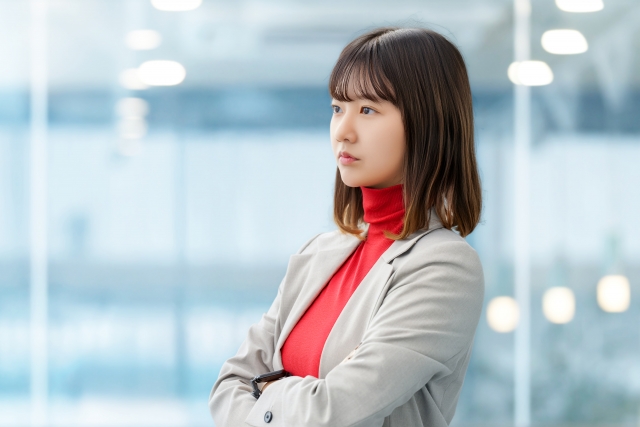 悩むキャリアウーマン