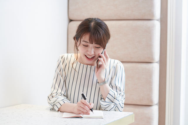 手帳に記載する女性