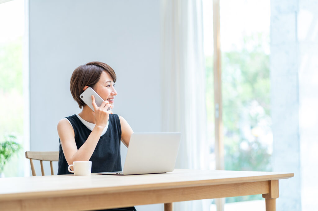 電話する女性